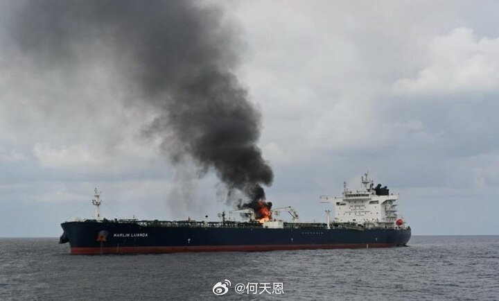 在曼德海峡，一艘沙特商船据报被导弹击中。三名船员丧生，包括两名巴基斯坦国民和一名