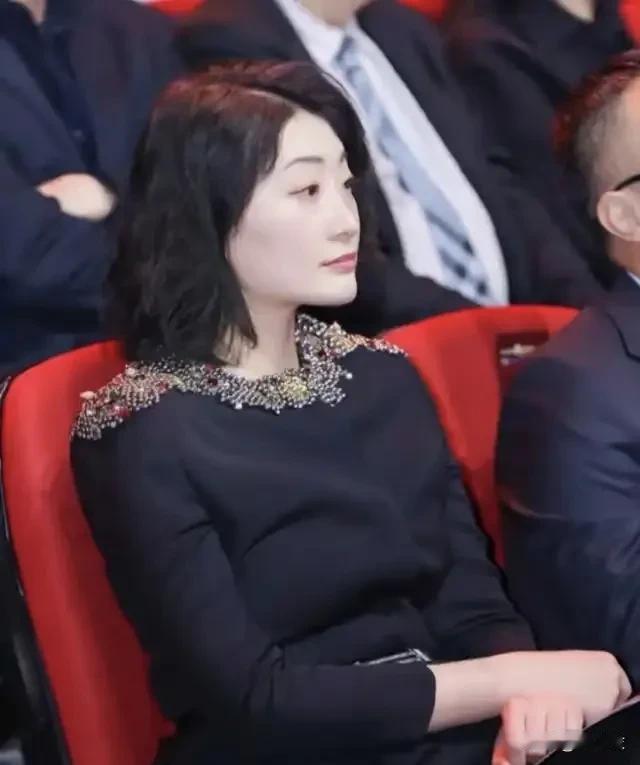 杜建英如果是想赢宗馥莉应该是很难吧，毕竟大小姐有网友们的支持，甚至有人说；如果杜