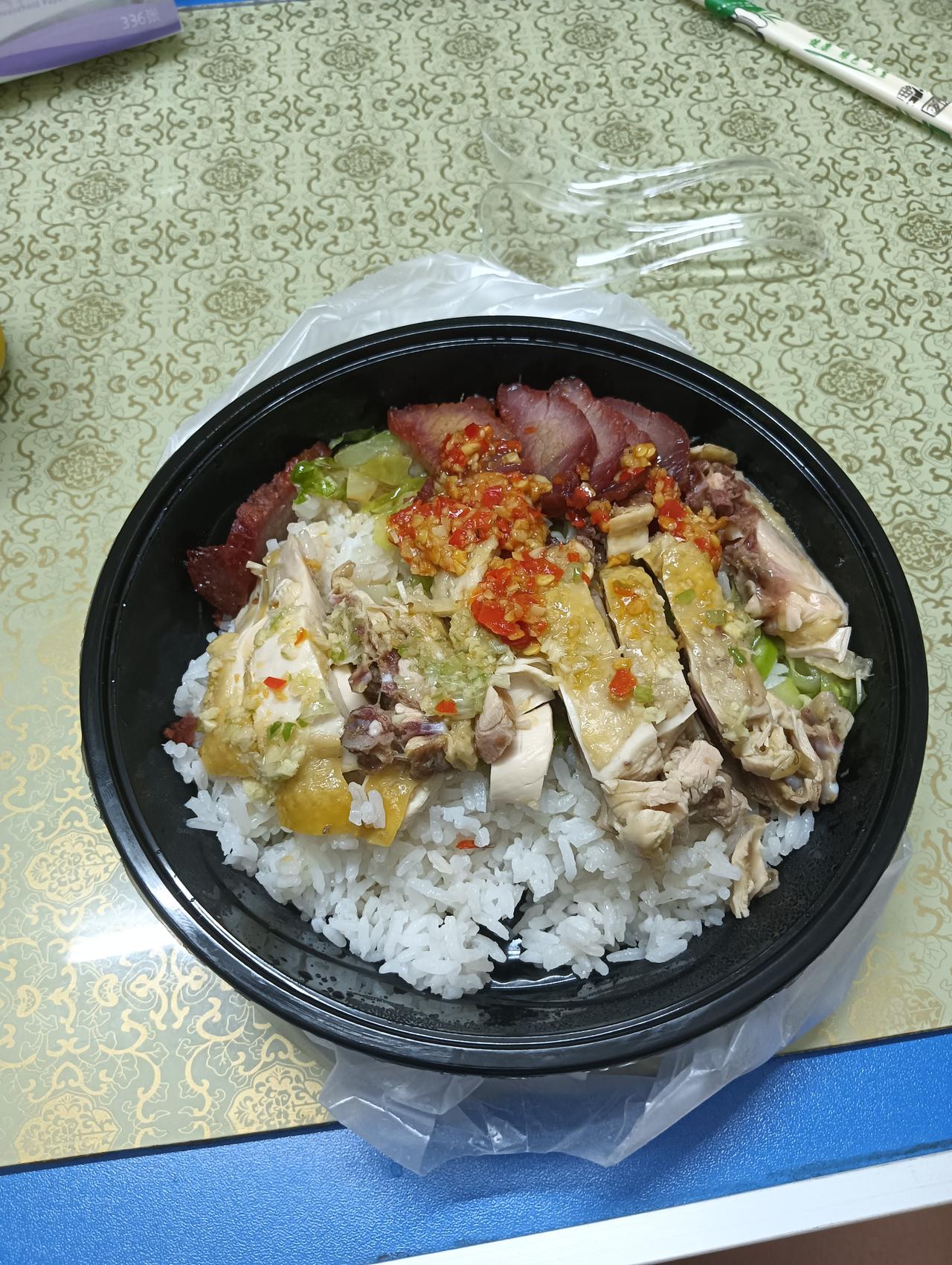 大家好，我是七姐，有很多北方的朋友就问七姐。怎么你们广东，广西人都喜欢吃白切鸡？
