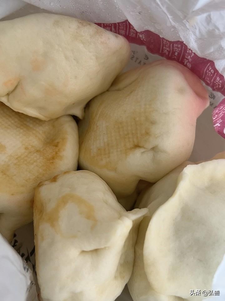 今日美食打卡鸦儿李记的牛肉包，我经常买来当午饭。这牛肉包真是一绝，牛肉是肥三瘦七