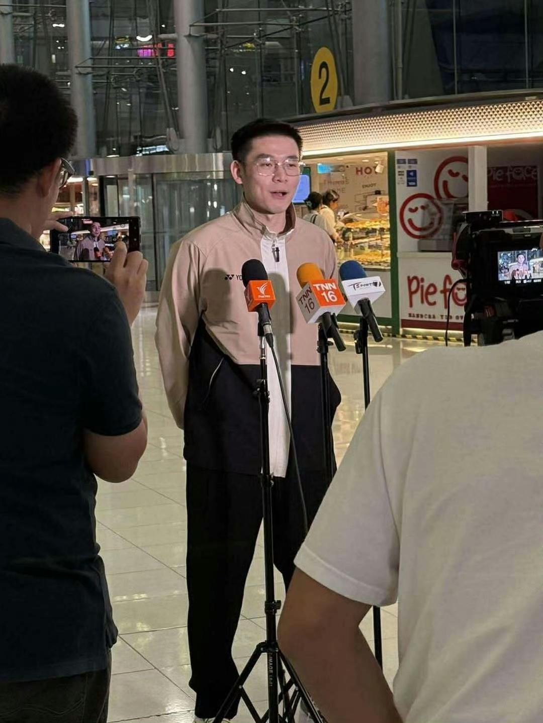 世锦赛亚军昆拉武特🇹🇭回国了[吃瓜群众]，
我们的石宇奇🇨🇳夺冠了，突然