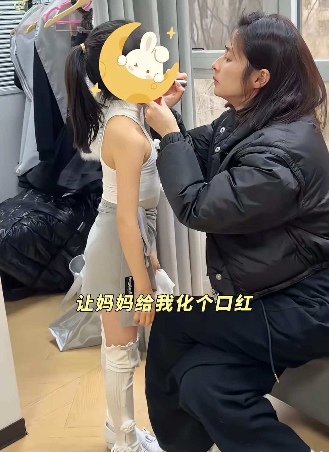 颖儿陪着8岁女儿参加拉丁舞集训，小月亮换上舞蹈服，四肢细长，遗传爸爸付辛博长腿基