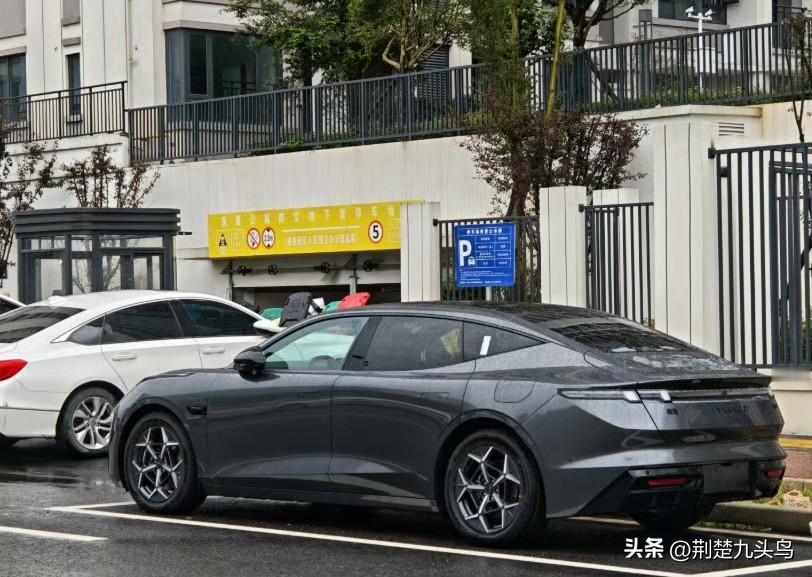 下雨天接爸妈回家，后排加热太贴心
降温又下雨，开新提的领克10EM-P到车站接爸