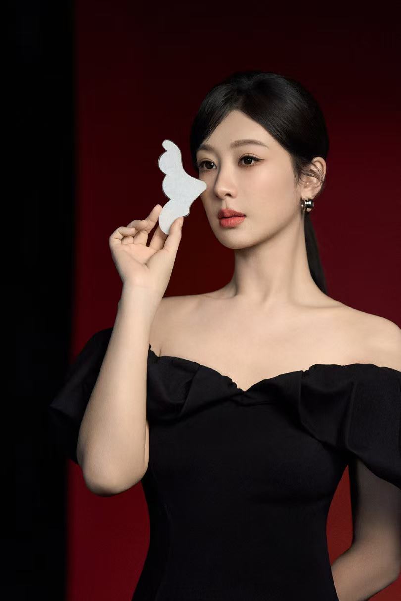 杨紫开工状态杨紫开工花絮 2月26日，放出新年开工花絮，并配文：“放慢脚步，内求