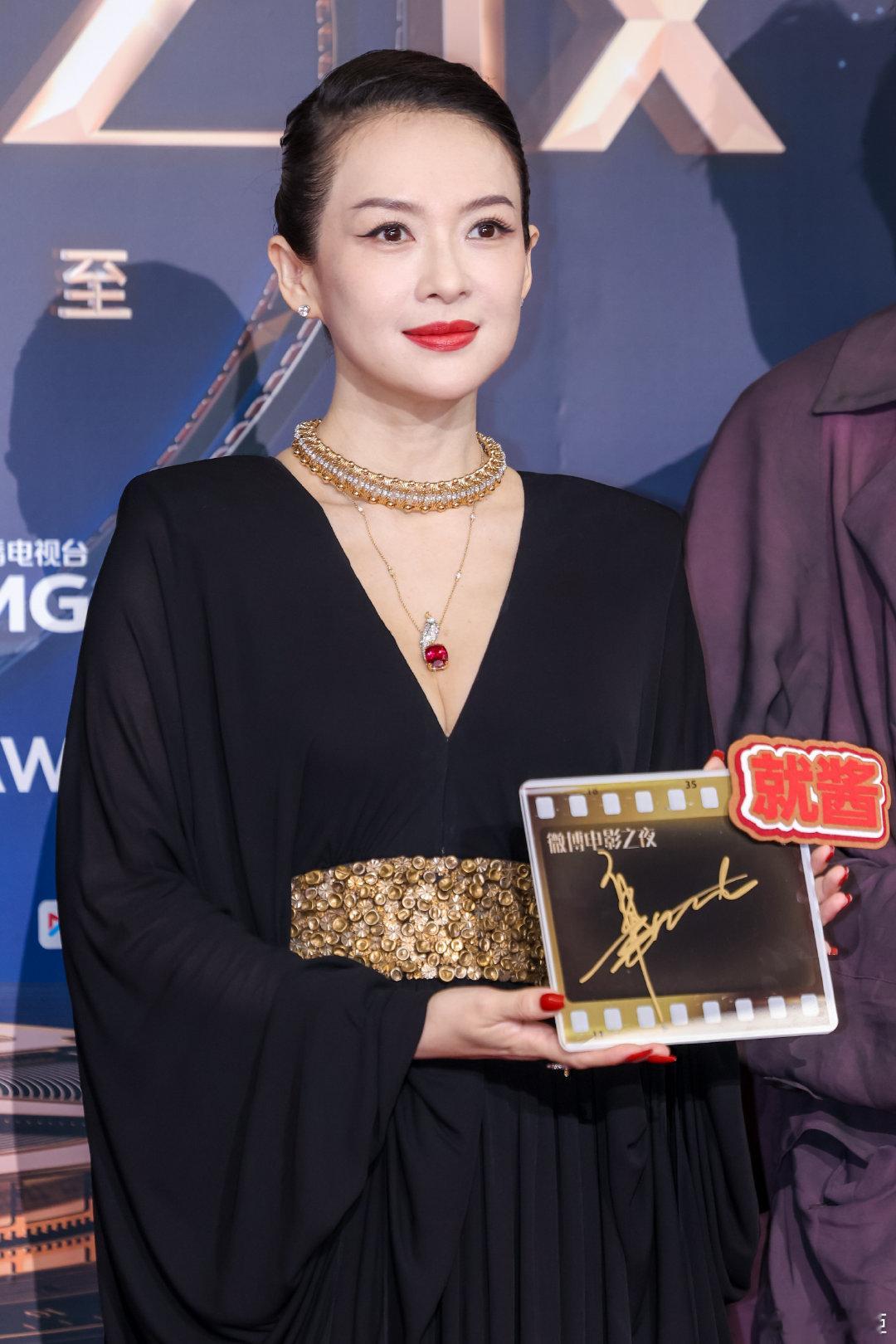 章子怡出场即顶配 何为顶级气场？看章子怡便知。即使佩戴璀璨夺目的珠宝，也毫无喧宾
