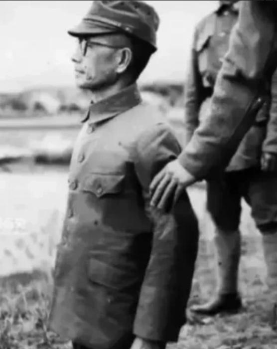 1947年，一个日军中将被执行枪决。然而，连中三枪他都没死。突然，监刑军官对开枪
