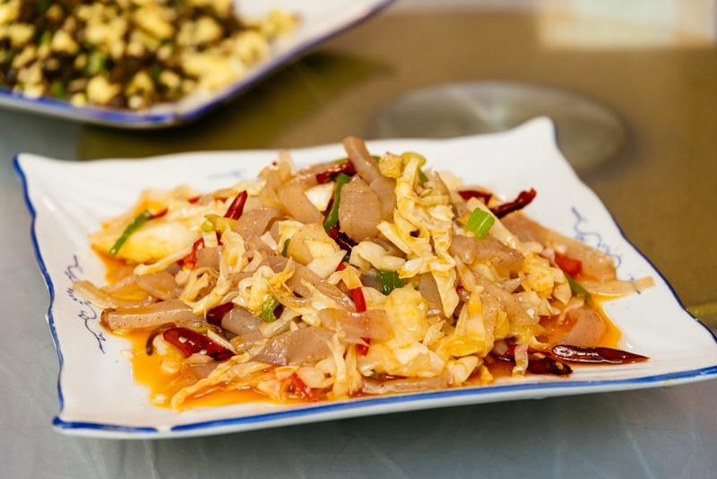 我要在头条好好晒晒家乡。
我家乡有独特的美食记忆。临朐的冬天，白菜炖粉条是饭桌上