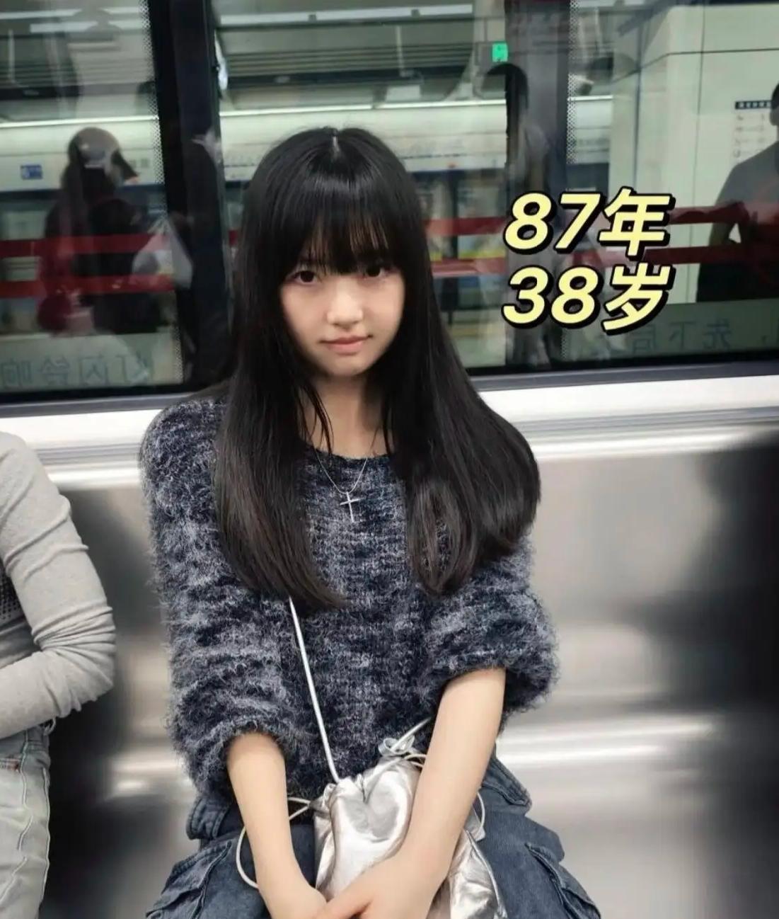 像不像货真价实的八零后美女？脸看上去还是洋溢着青春的气息，但是穿的衣服搭配的不是