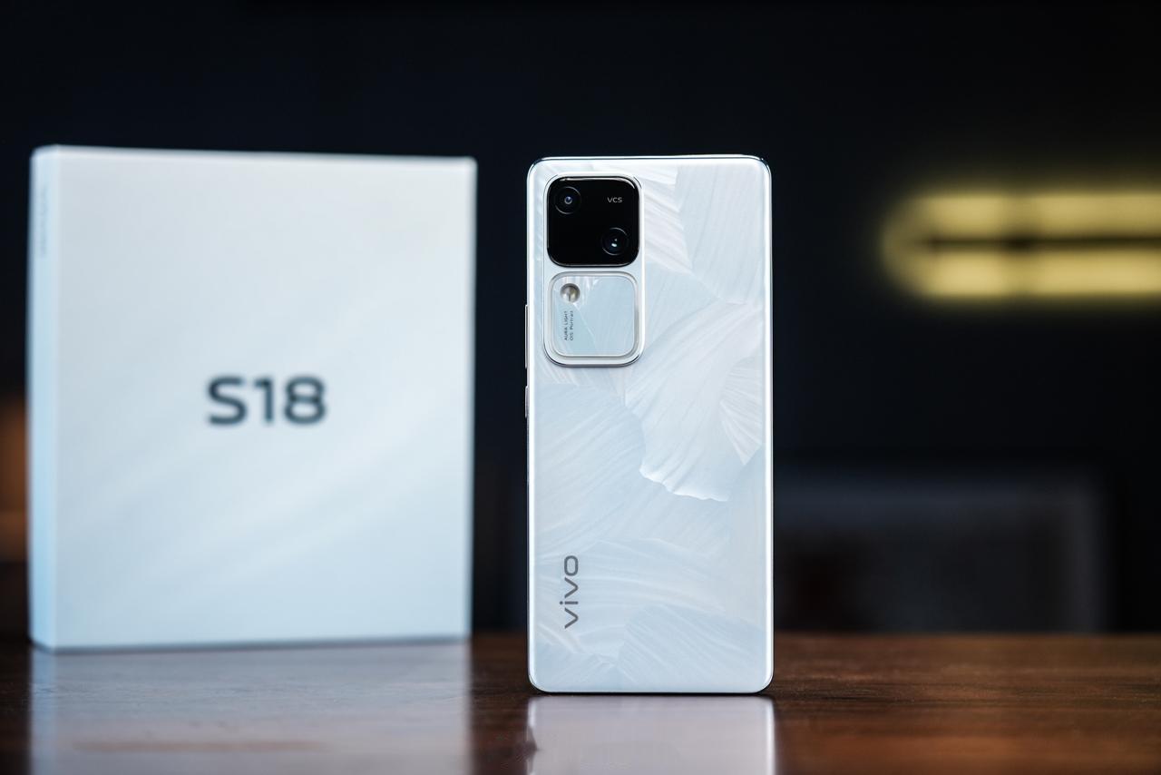 vivo S18 系列正式发布，¥2299 起售

vivo S18 搭载 第三