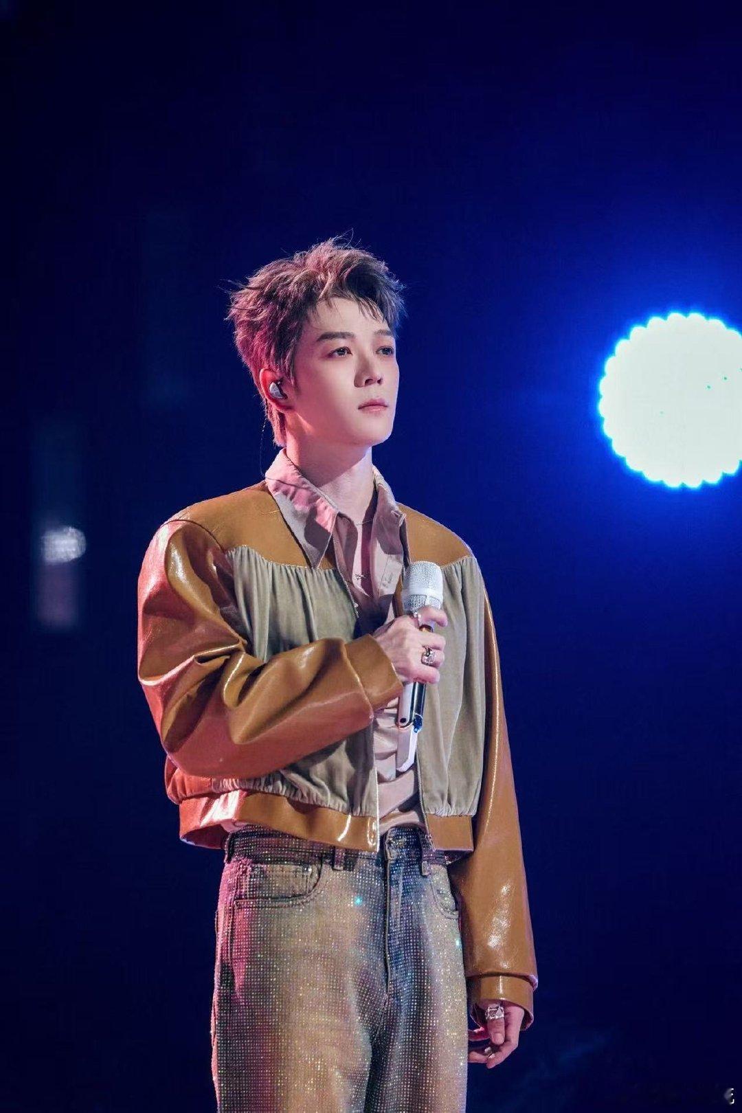王栎鑫姚晓棠一个人想着一个人抛开舞台画面只听音频也足够惊艳，王栎鑫嗓音自带混响b