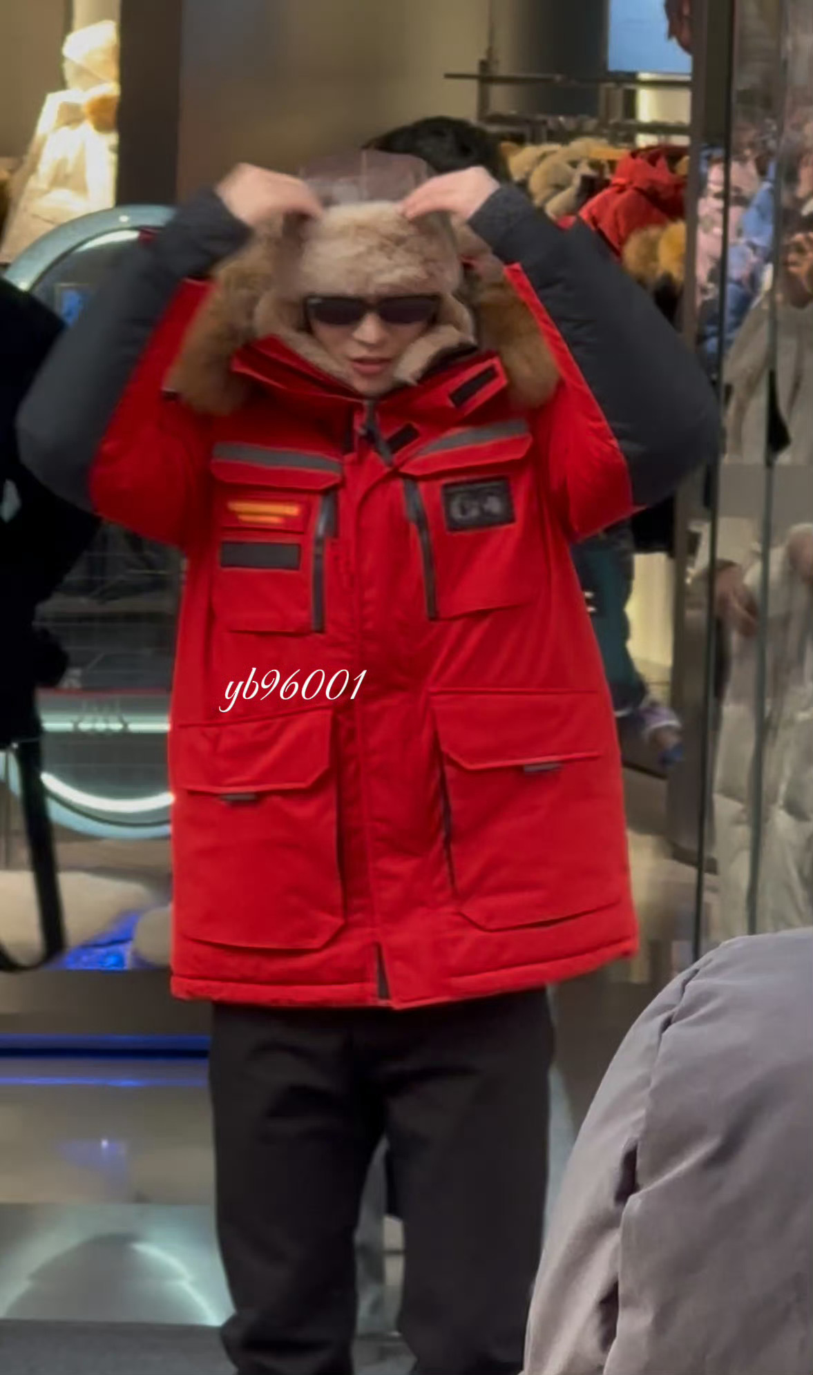 于适穿太厚比心举不起来 于适哈尔滨线下活动路透～红色羽绒服+雷锋帽+墨镜🕶️厚