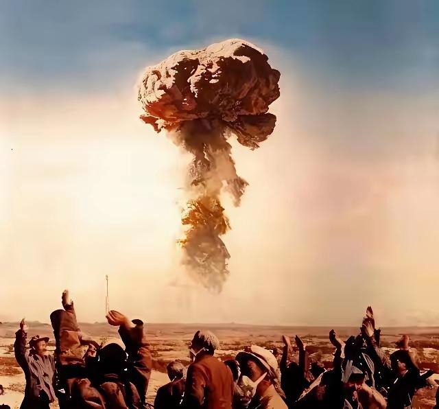 1964年，罗布泊。中国第一颗原子弹爆炸前夕，为了防止敌人窃取情报。指挥部派出战