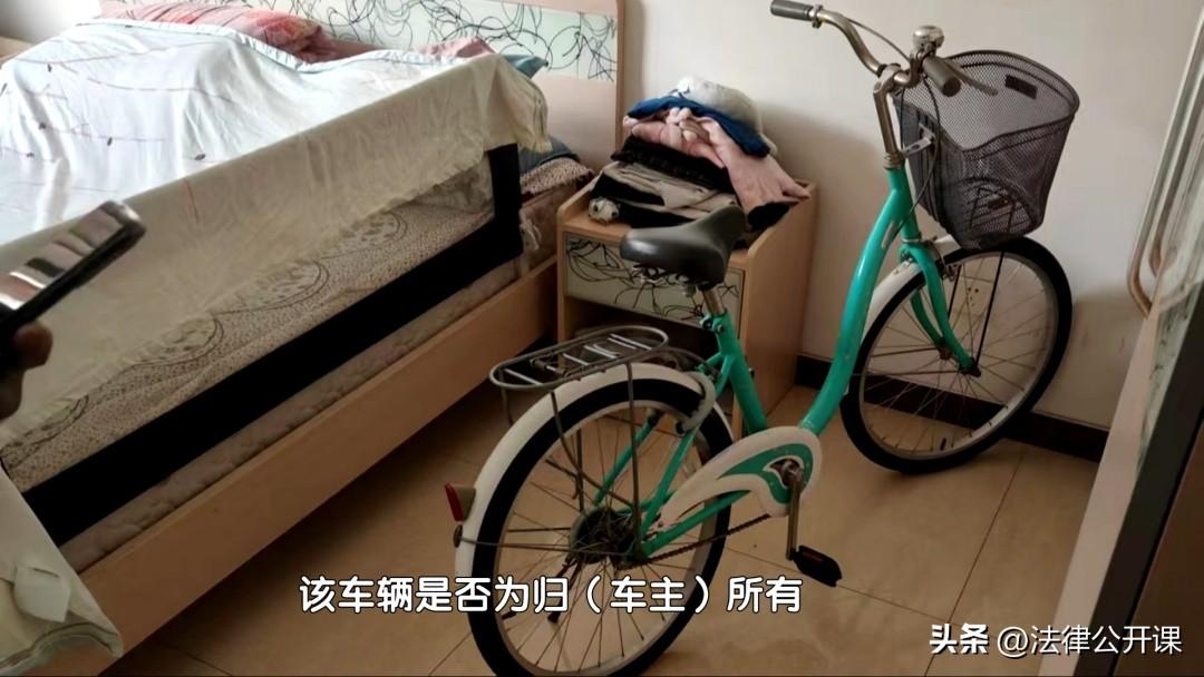 “离了大谱！”北京，一女子在商场停车场发现一辆未上锁的破旧捷安特自行车，认为是无