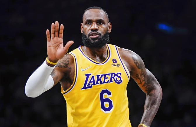 你敢信吗？
被奉为“篮球之神”的乔丹，竟然连历史胜场榜的前十都没进。
而在刚刚结