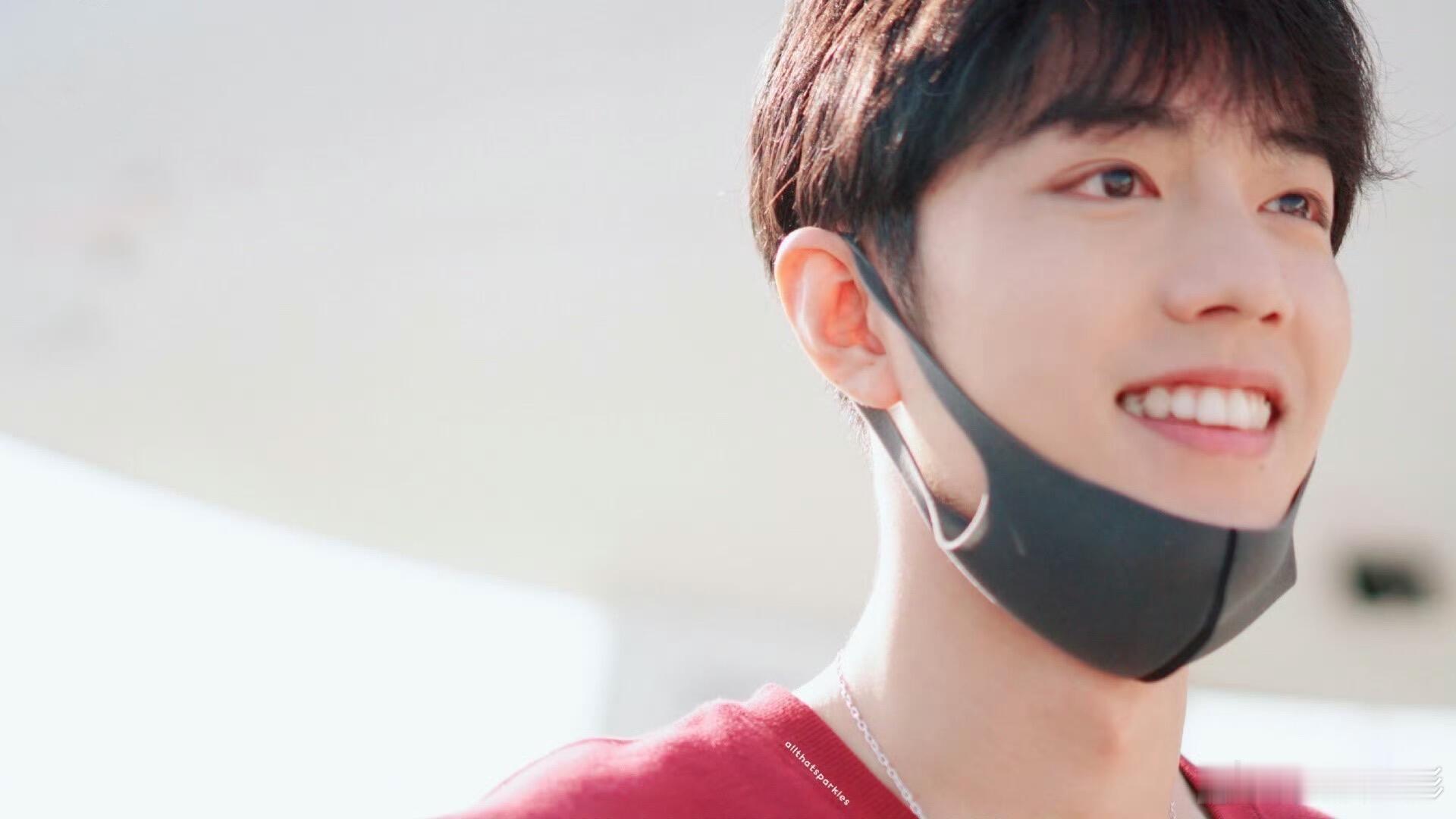 11月11日，有网友在社交平台晒19年的 ，身穿红色卫衣，笑得超灿烂，浑身透着意