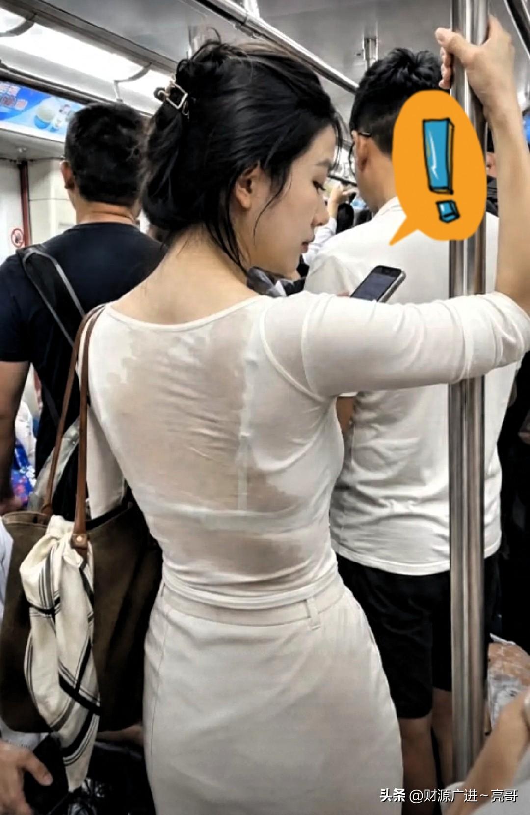 有没有人跟我一样看到这一幕心里有点五味杂陈！
 
美女坐一趟地铁挤得满身大汗，看