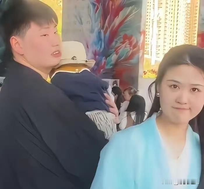 刷到朱小伟和陈萌的小日子，很多人第一反应是羡慕。

有个会挣钱的老爸，家里几千万