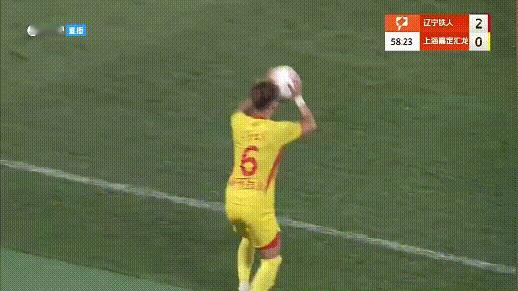 中甲赛场这个低级失误太离谱了，后卫停球一秒后才开始观察四周情况，结果被对手抓住机