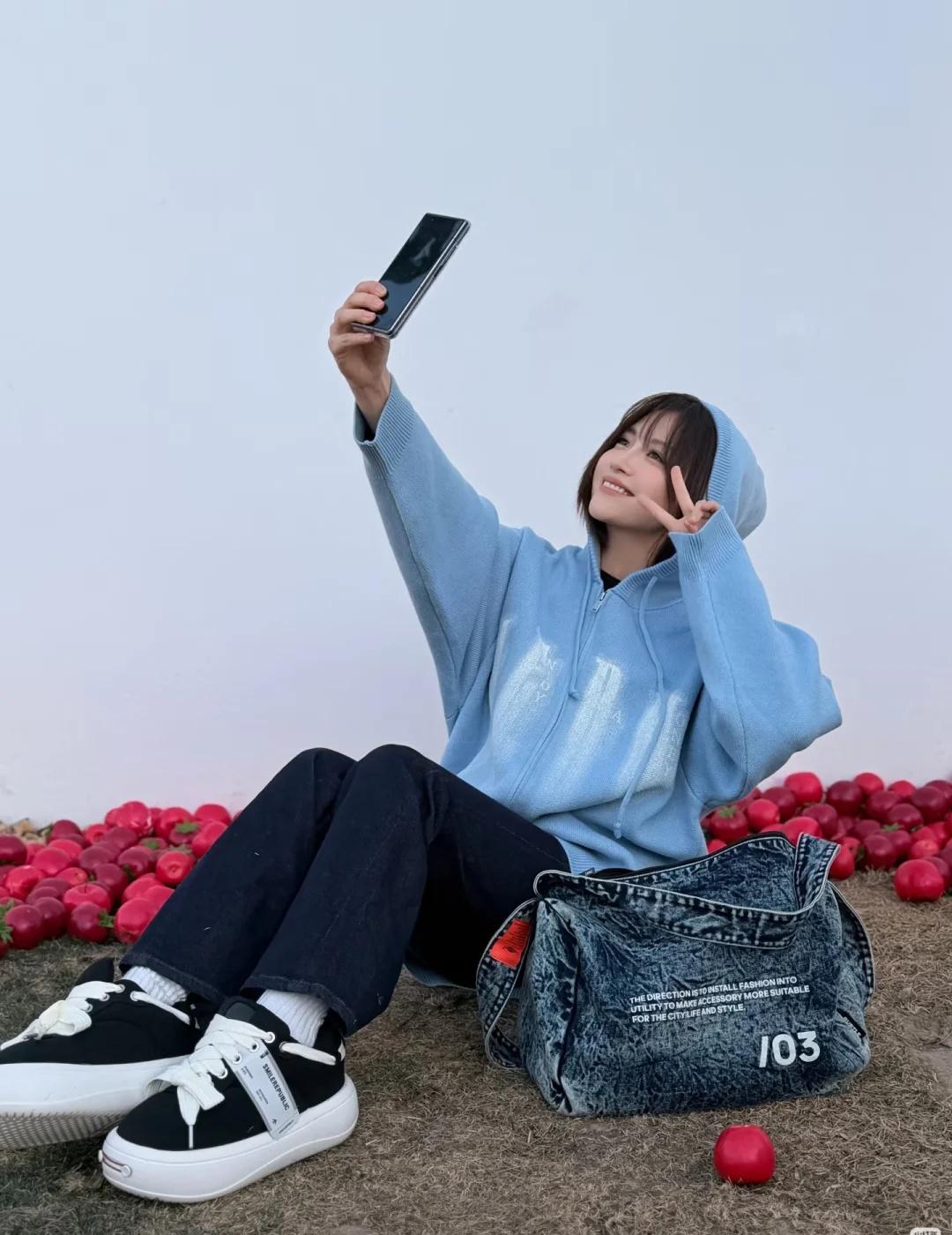 包文婧这美商狠狠瑞思拜！
黑色面包鞋踩出暖jio松弛感
卫衣配牛仔裤的造型简约时