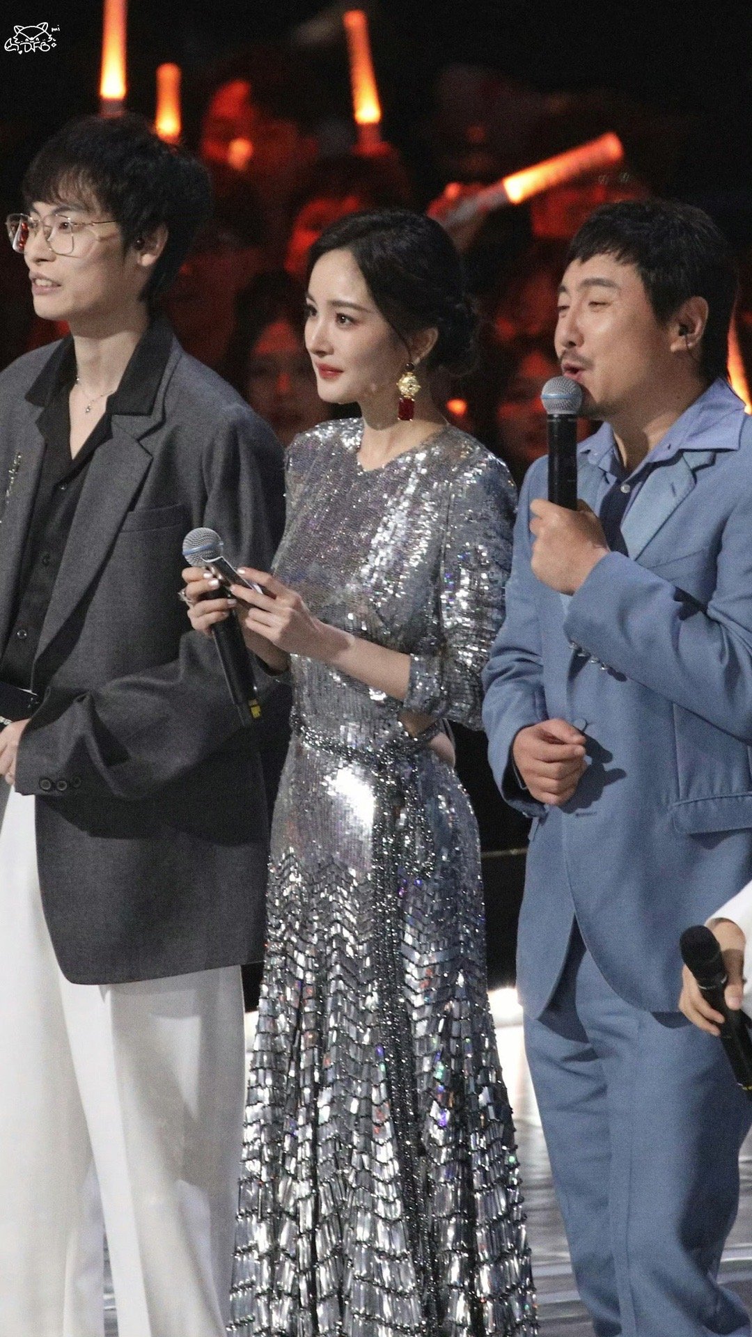 没看错的话这个裙子还是露背的[舔屏]姐真的美神降临了#杨幂生图##杨幂低盘发银色