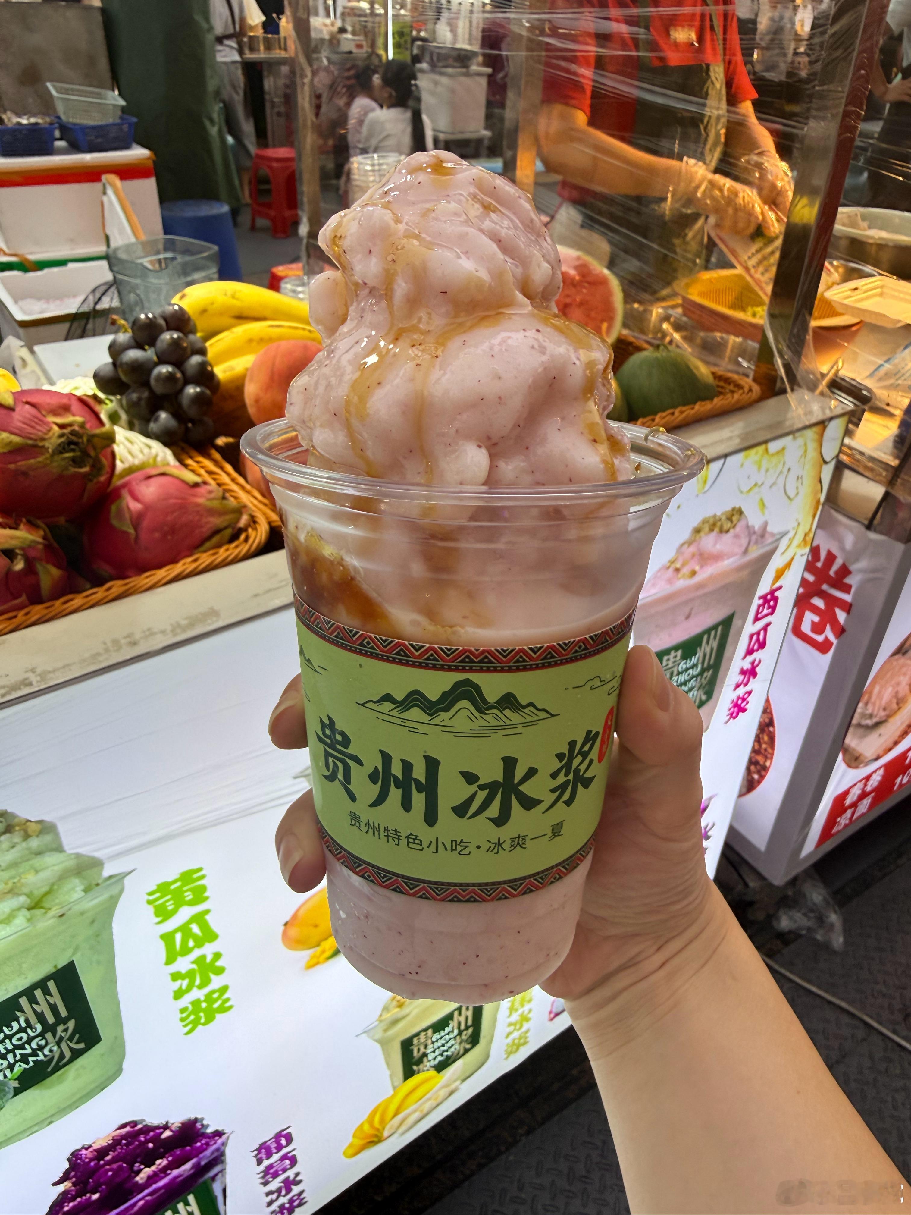 又出来吃夜市了冰浆很好，小裹卷很一般小婉家的餐桌好好吃饭