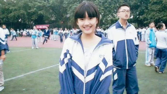 #14岁的赵露思##赵露思14岁校服造型# 赵露思14岁的校服模样，是青春相册中