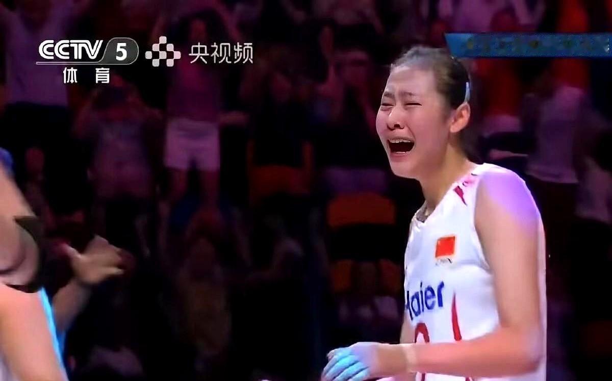 王奥芊哭得停不下来。
她刚生挨了美国队一记重砸，顶着发烫发肿的半边脸在赛点强行起