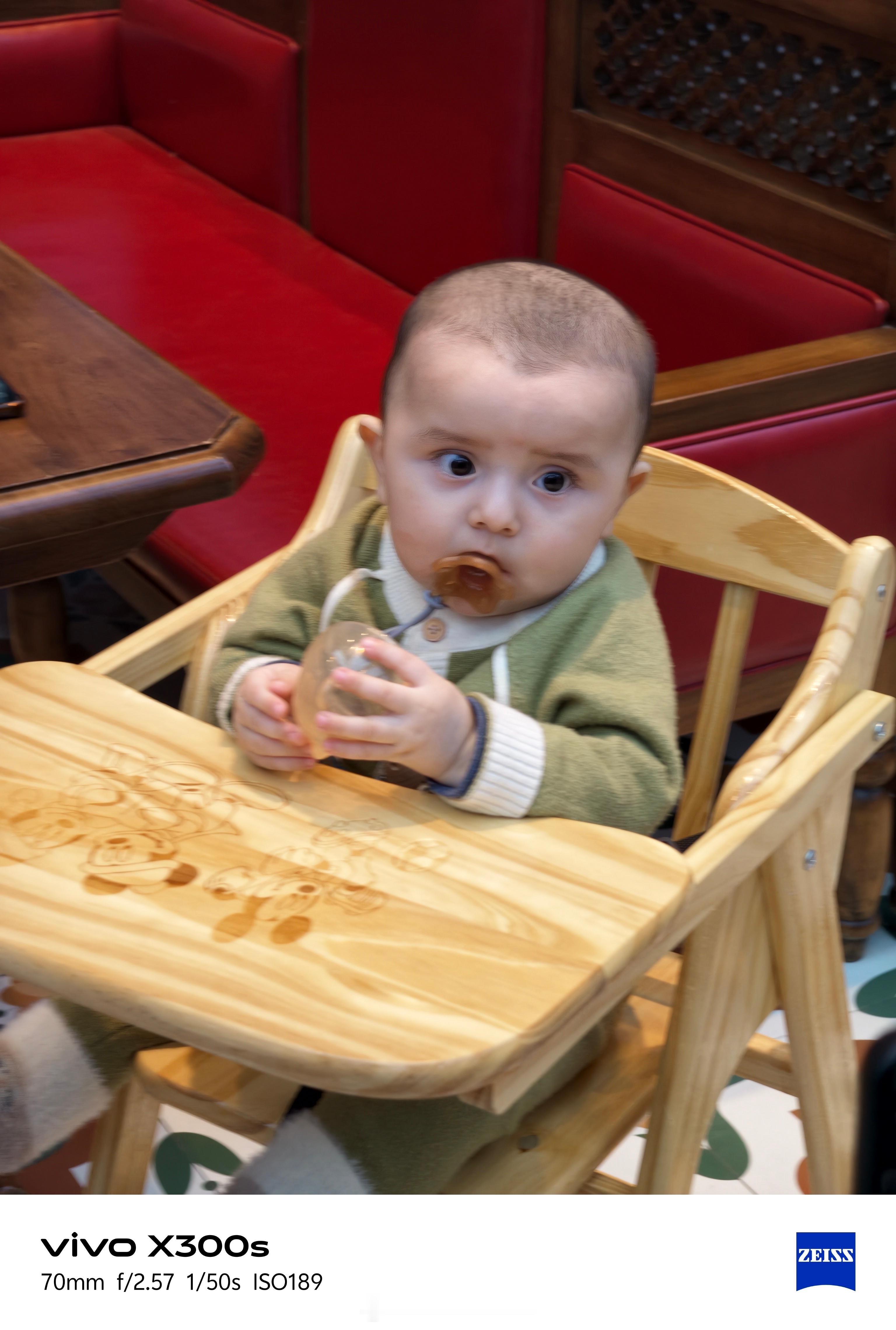 刚买了杯咖啡没手举行李，让空姐放箱子谁能想到空姐举不动，我说你帮我拿咖啡我自己来