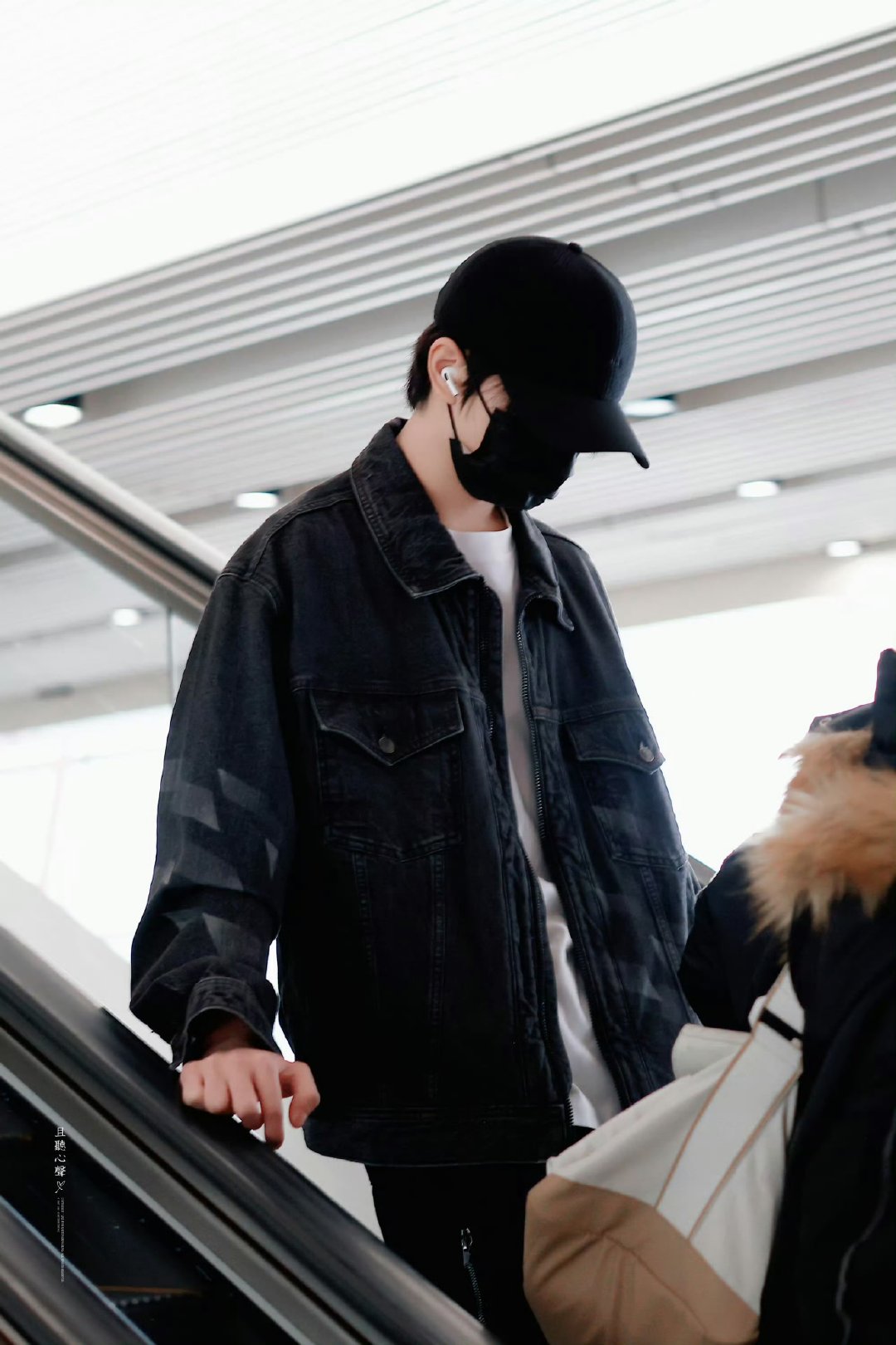 晨光为序，航班为笺，穆祉丞奔赴厦门星辰大海之约！起落平安，静候青年演员的采风高光