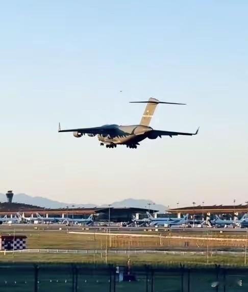 特朗普大概没料到，自己把访华的架势造得震天响，C-17 一架接一架飞到北京造势，