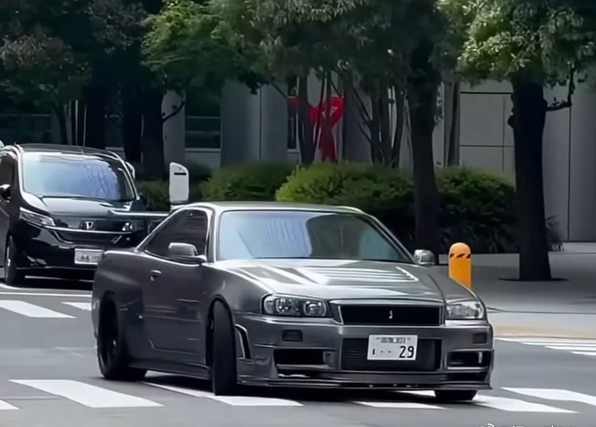 新能源时代的年轻人应该没听过日产Skyline

这是日本跑车鼻祖。

日产Sk