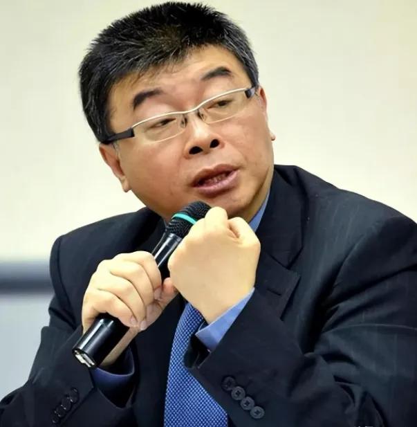 台湾统派邱毅火力全开，直骂马英九是“废物”，骂得又狠又准，在岛内政坛炸出巨响。