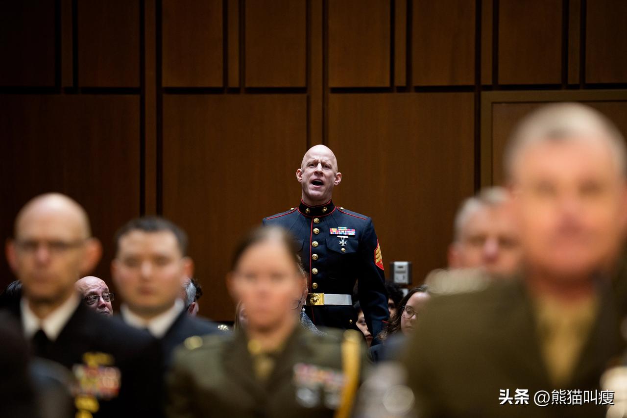 美国前海军陆战队老兵进入一场听证会上，高喊“没人想为以色列而战”后，在被四名大汉