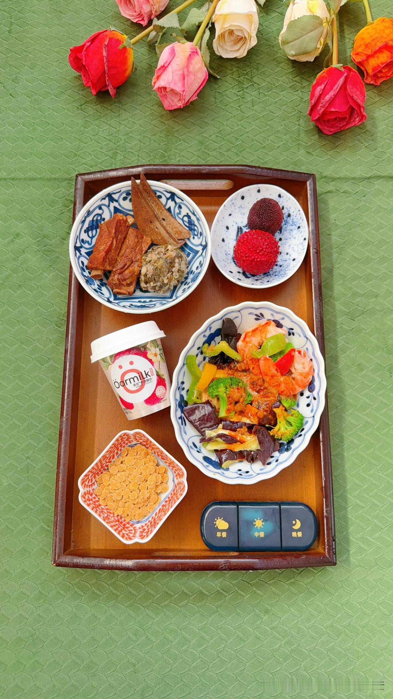 彩虹餐分享，鹰嘴豆片配希腊酸奶，蒸茄子西兰花加上彩椒青岛大虾，凉拌，两块排骨一个
