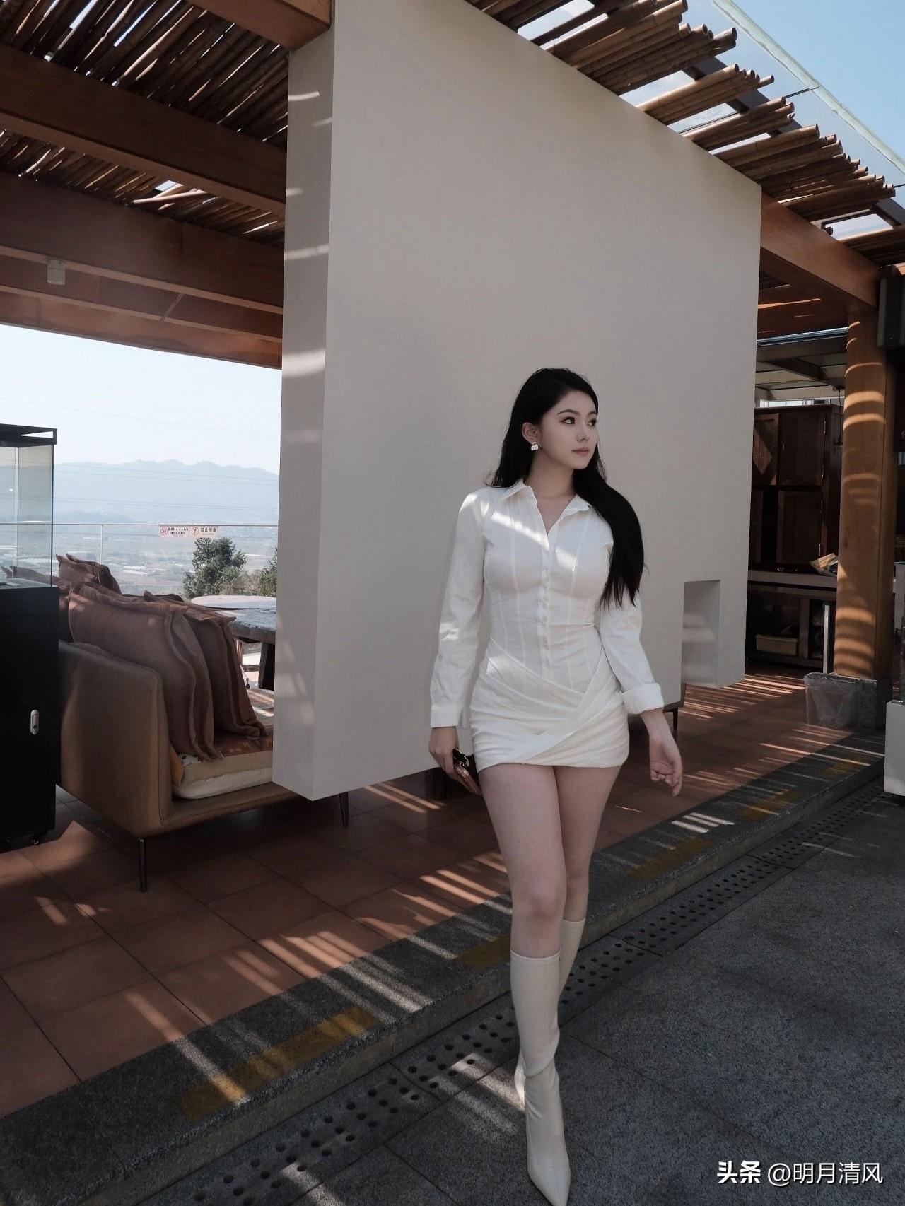 白色系穿搭真的太耐看了！清爽又高级🍃

今天分享一件设计感很强的白衬衫裙，面料