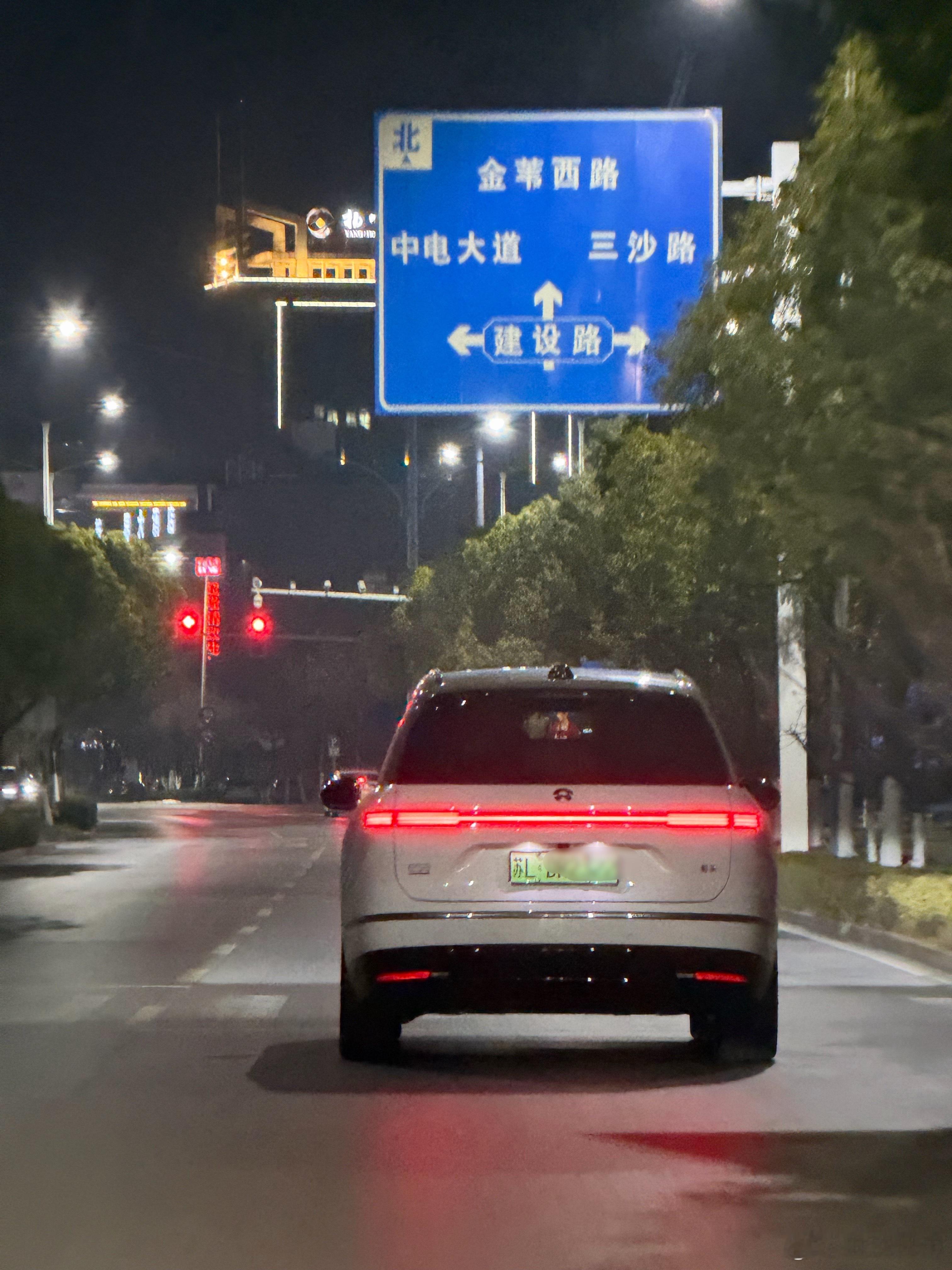 89天做到3万台保有量的纯电浪漫，18线小城也是出门就能偶遇新8，还开着后排电视