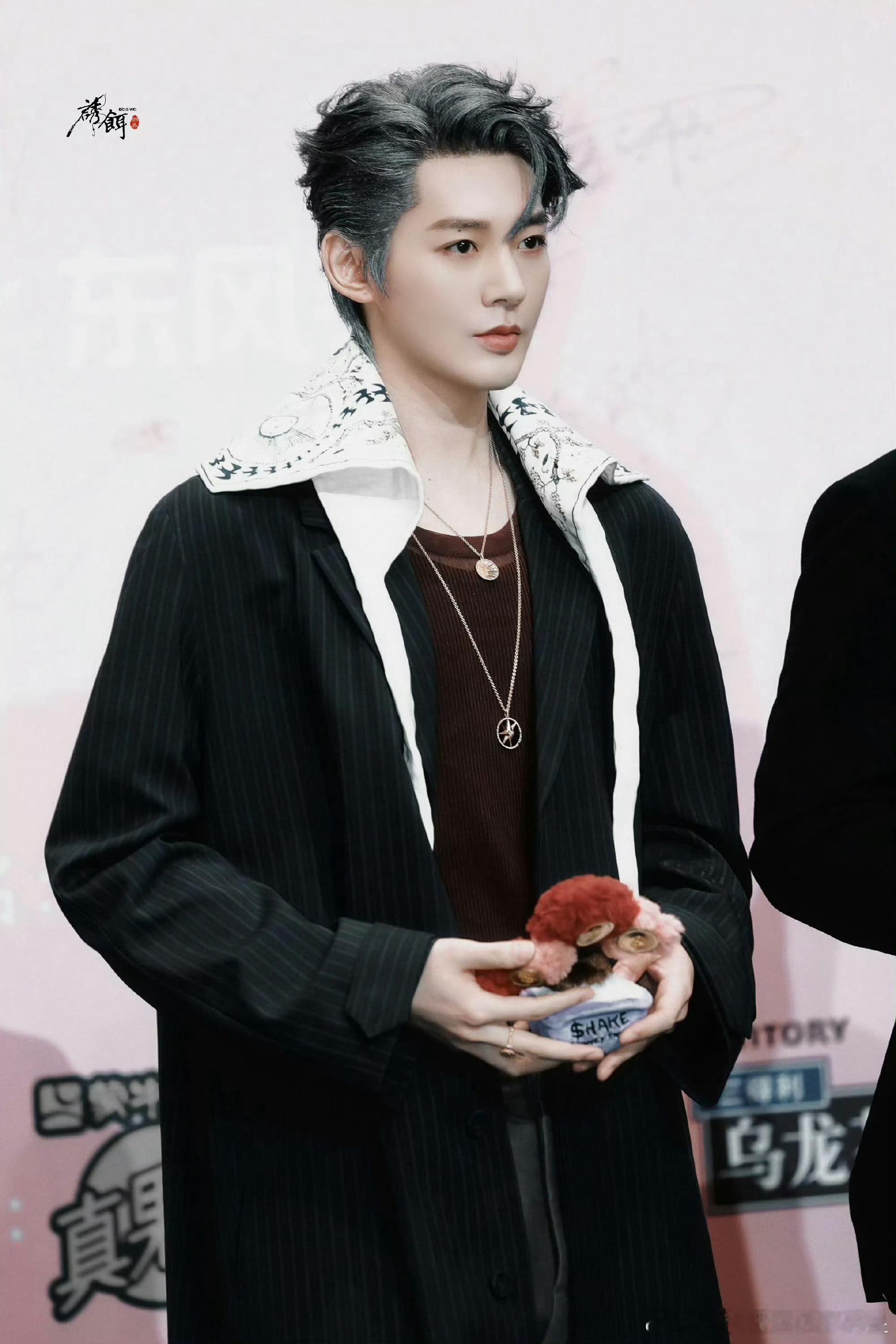 邓为红毯走过头了 一如既往地呆萌 