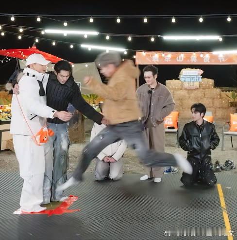 刘耀文说自己是吃青春饭的刘耀文为了准备演唱会把胃饿小了 刘耀文说自己是吃青春饭的