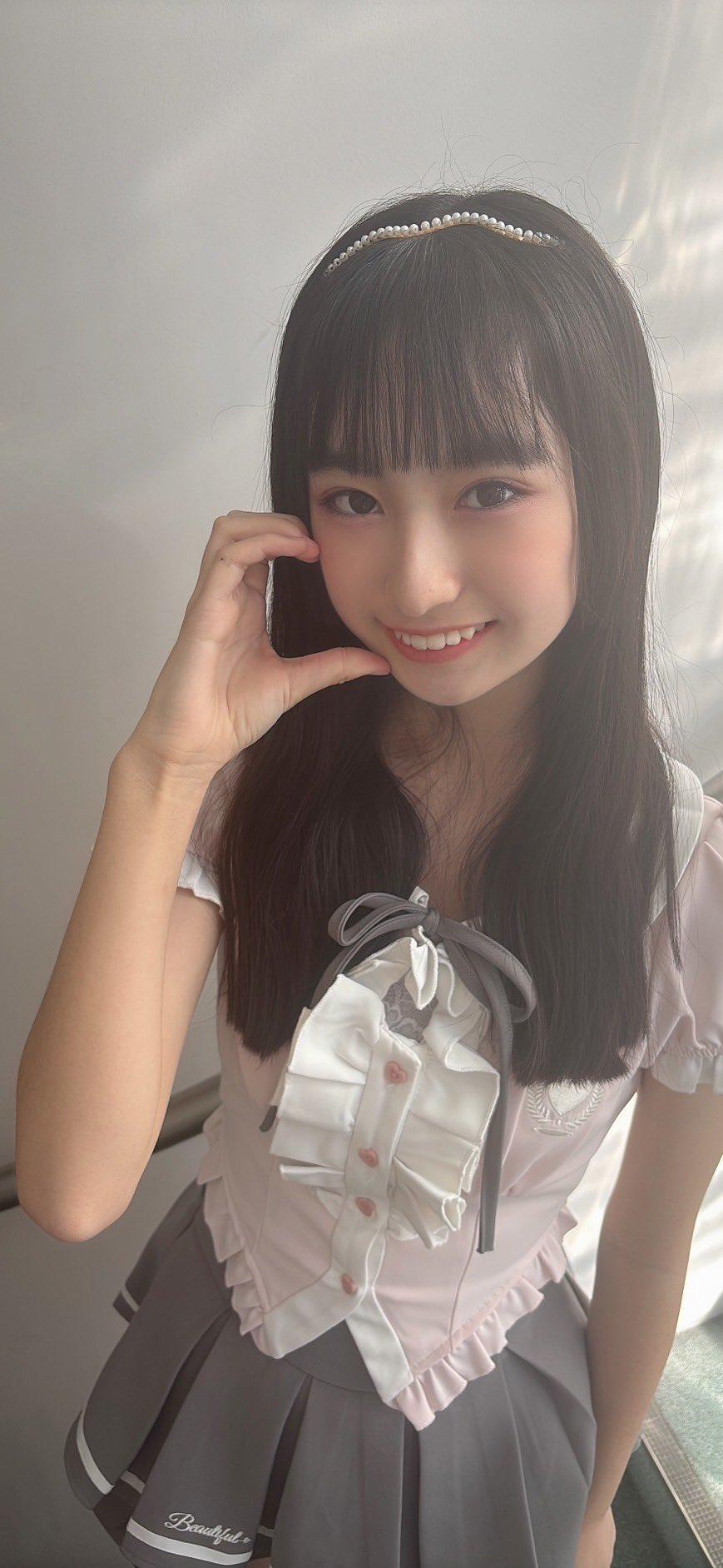 玉人初见笑，娇颜似花绽