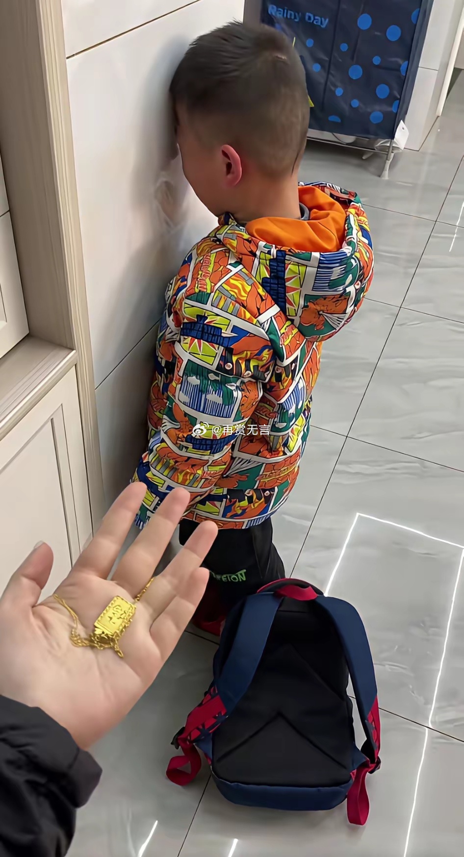 项链丢了一礼拜，今天在孩子书包里翻出来了。他说是女同学嫌款式不好、没镶钻，人家没