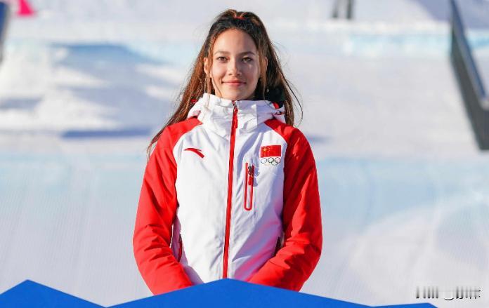 中国年度四大文化美女

谷爱凌
应该没有人还会质疑她的中国心吧，她带给中国人阳光