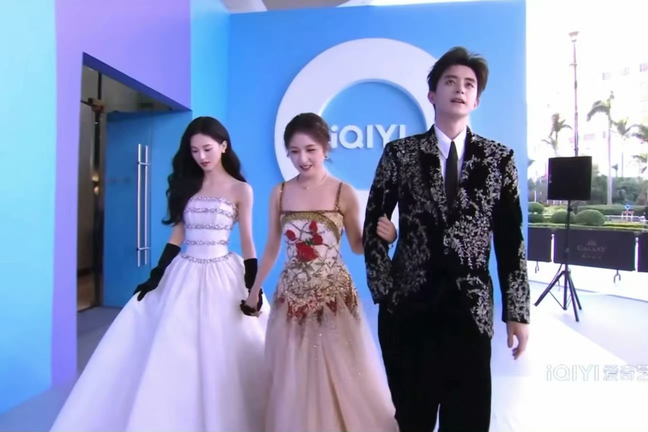 沈羽洁牵着李兰迪 李兰迪挽着敖瑞鹏。。怎么做到让唯粉和cp粉都不满意的