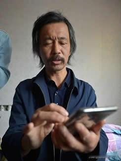 评价一下就是他从“流浪者”转型网络带货达人，是个人在现实生存与网络流量之间的主动