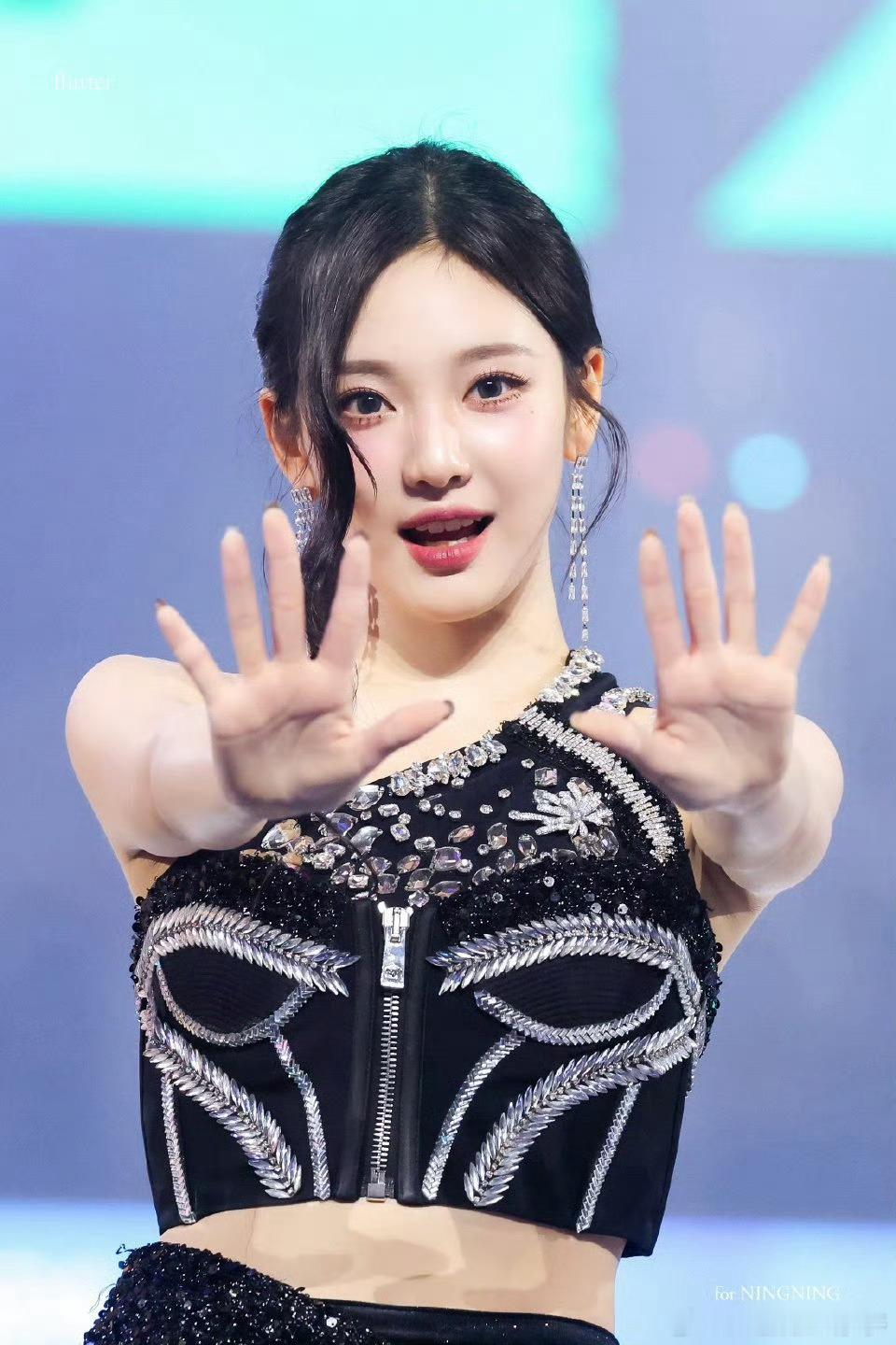 宋雨琦经纪人夸宁艺卓好看 果然美女的经纪人说话也是好听的，宁艺卓就是特别特别好看