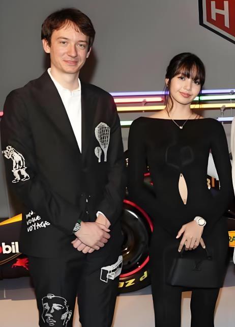 LV三公子 韩国逛街 多名韩国网友在首尔街头遇到豪门LV三公子，此时BLACKP