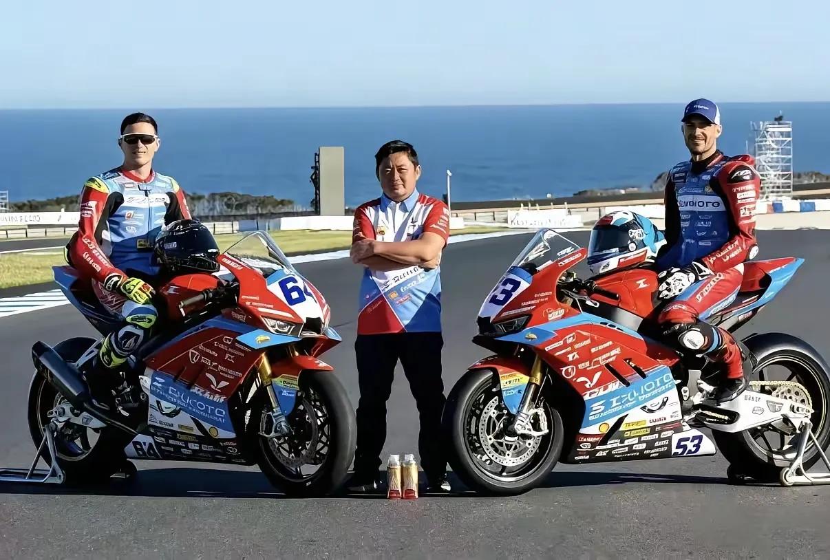 张雪机车夺冠，最大的赢家，除了张雪机车外，那就是他的赞助商东鹏特饮了！
据说当时