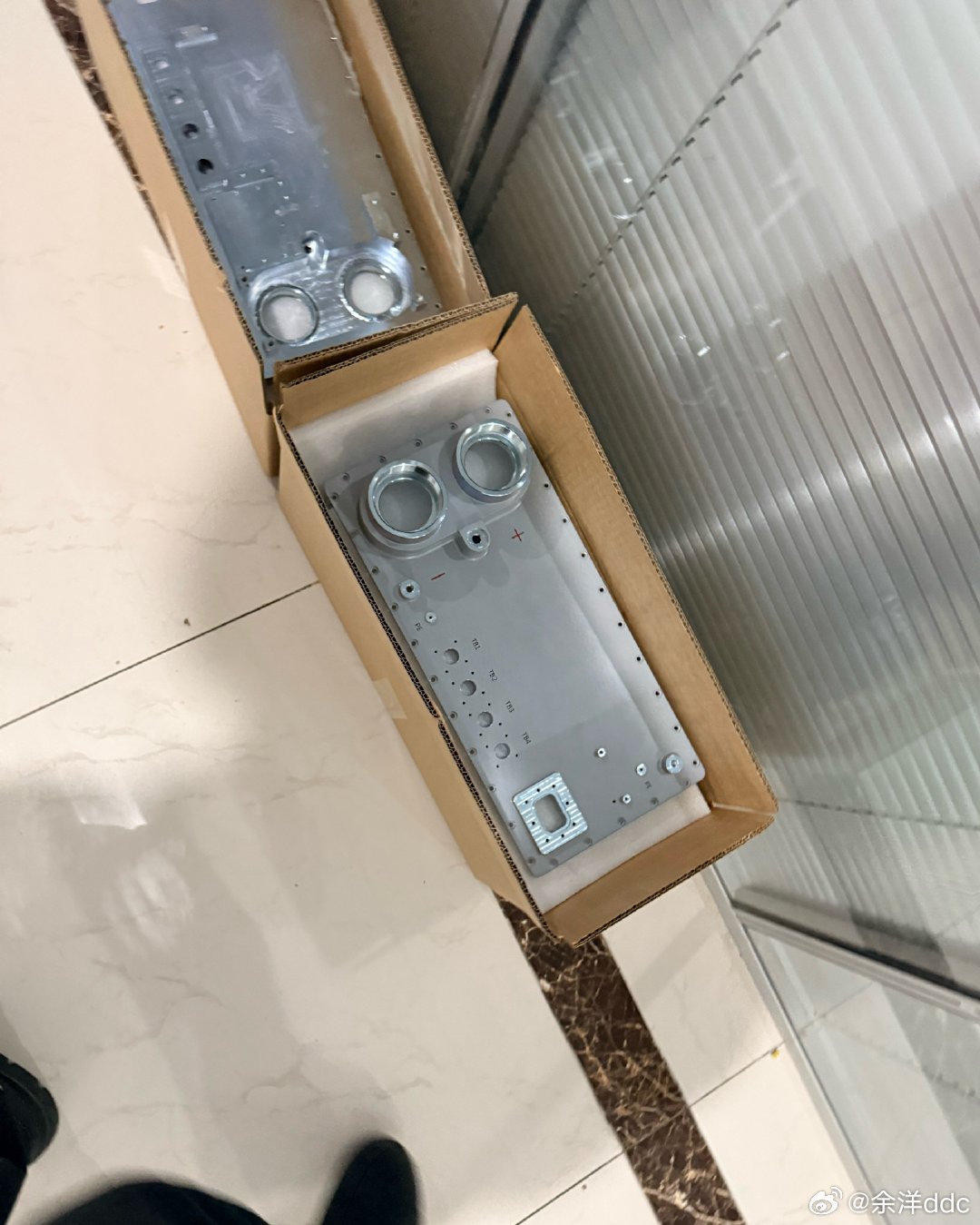 我好像发现了一个秘密，隔壁公司是生产小黄人的