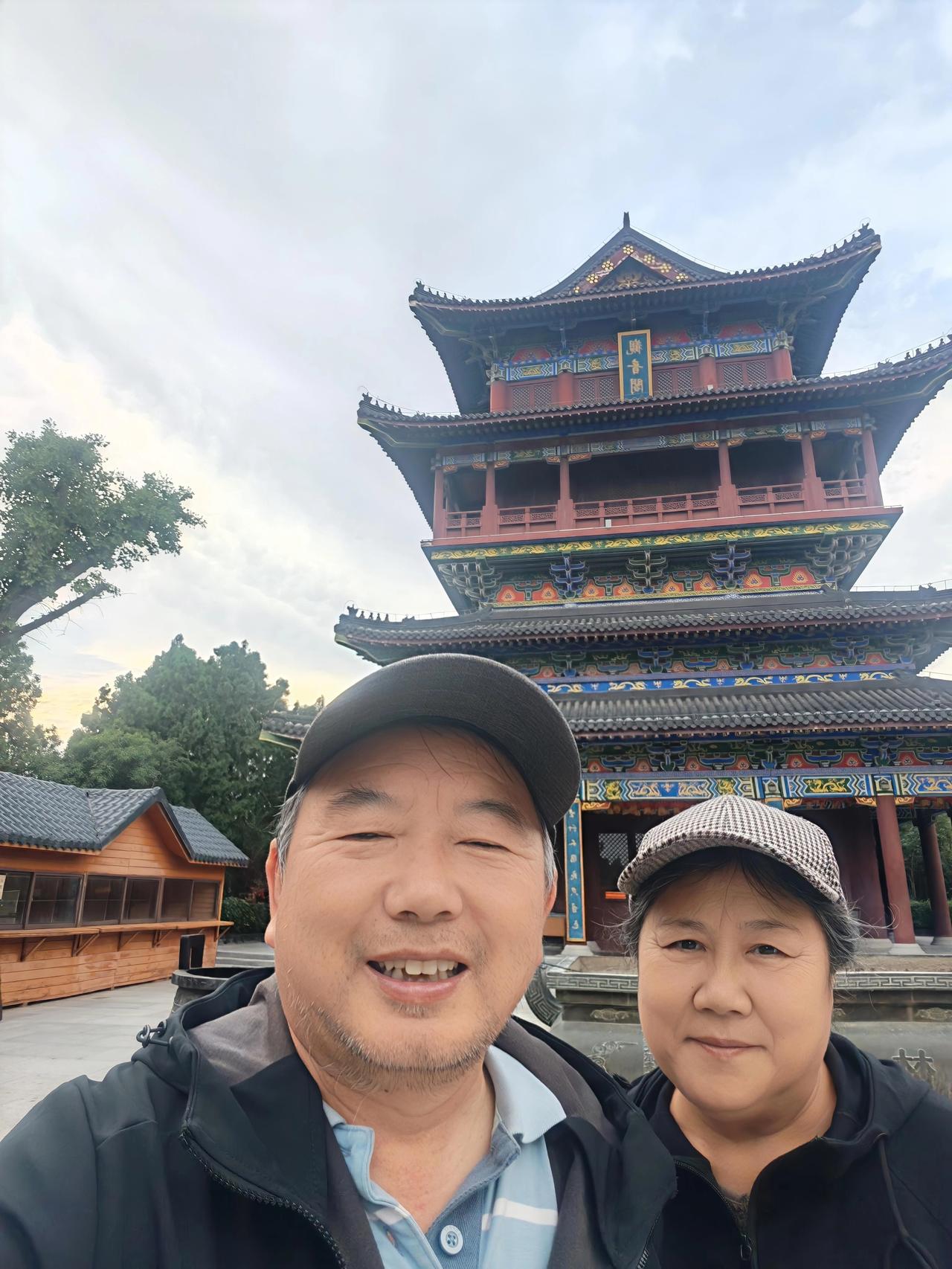 重阳节 岁岁重阳，今又重阳。昨日重阳节，天朗气清，我与妻子一同登上坐落着中国第一