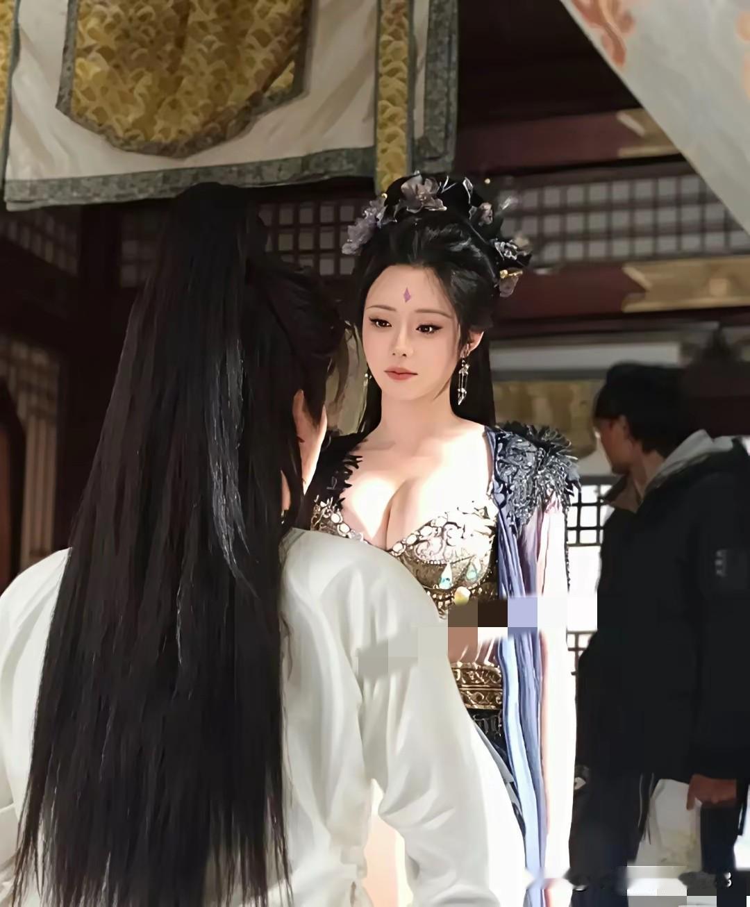 当下的短剧拍摄，竞争愈发激烈！
导演们为博人眼球，剧情愈发离谱！
剧中的女演员着