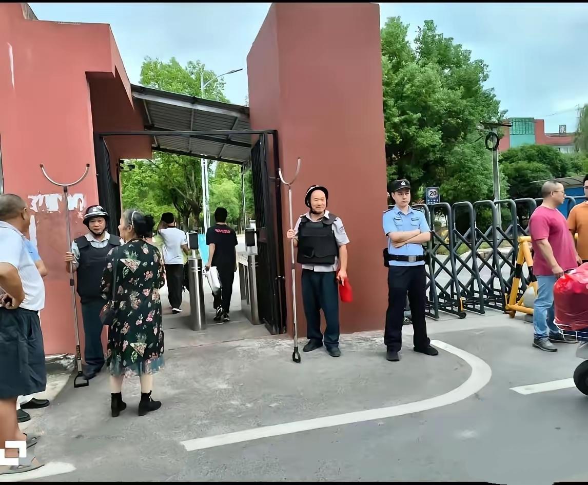 开学第一天，校门口这阵仗，

看着心里真的五味杂陈。不少人看到安保装备、民警值守